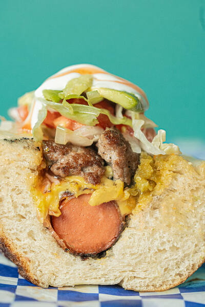 Hot dog estilo La Paz Jate Burger con carne de hamburguesa