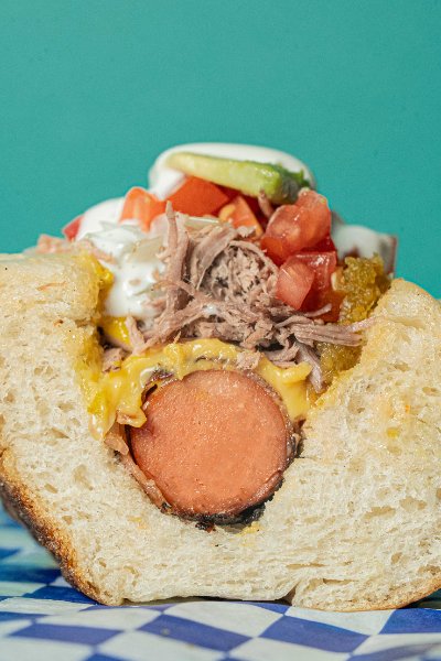 Hot dog estilo La Paz Jate Especial con carne deshebrada y aguacate